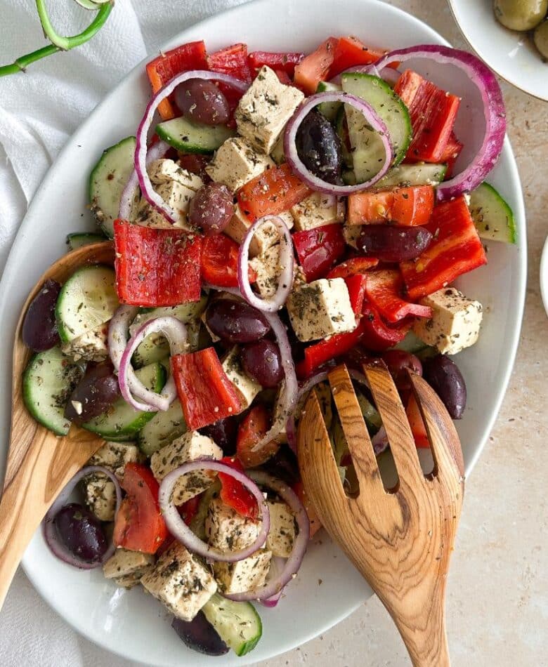 Vegaaninen kreikkalainen salaatti
