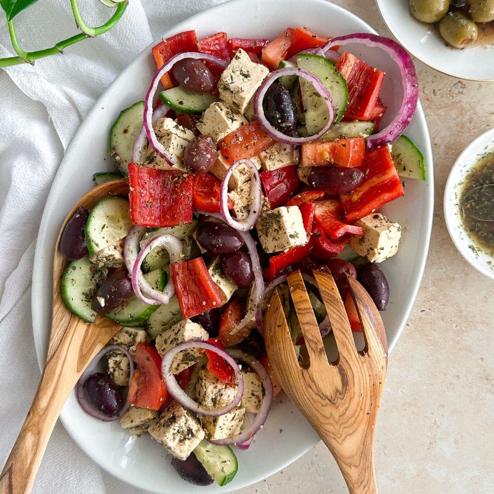 Vegaaninen kreikkalainen salaatti