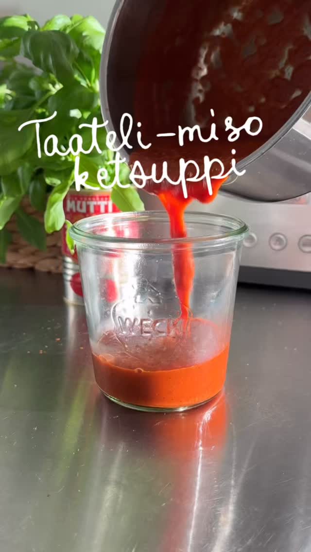 Ite tehty ketsuppi > kaupan ketsuppi 🔥❤️

Taateli-miso ketsuppi resepti:

Reilu 1 rkl tomaattipyrettä @muttinordics
1 rkl oliiviöljyä
400 g kokonaisia säilyketomaatteja @muttinordics 
1 dl vettä
1-3 taatelia, riippuen halutusta makeudesta
2 rkl omenasiideretikkaa
2-3 tl balsamiviinietikkaa
1-2 tl vaaleaa misoa @yutakaeats
½ tl kanelia
½ tl chilihiutaleita (gochugarua)
suolaa maun mukaan
½ tl mustapippuria
½ tl maustepippuria
ripaus neilikkaa

Freesaa tomaattipyrettä oliiviöljyssä pari min. Lisää säilyketomaatit ja huljuta tölkki noin desillä vettä. Lisää loput ainesosat ja anna ketsupin porista miedolla lämmöllä about 35 minuuttia. Aja tasaiseks sauvasekoittimella. Testaa suola/happo ja siirrä puhtaaseen lasipurkkiin. 

Käytä esim. perunoiden kanssa, hamppareissa ja erilaisissa kastikkeissa 🔥

#ruoka #reseptit #ruoanlaitto