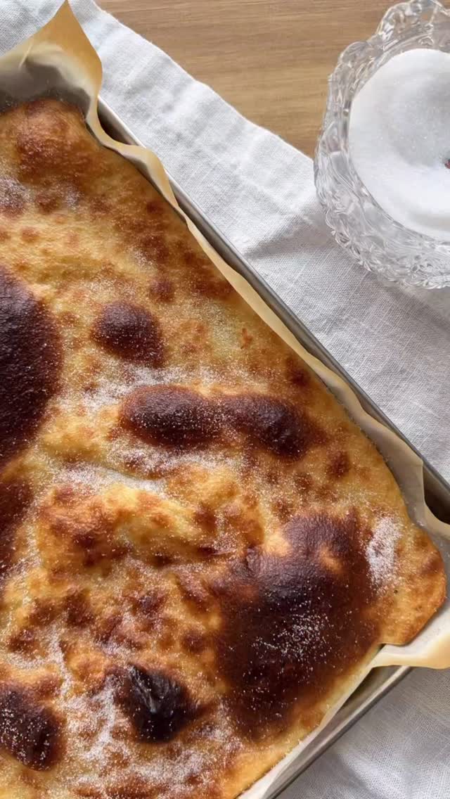 Sunnuntain pannukakku 🥞

Helppo resepti joka toimii aina 🥰
Tämä on mitotettu puolikkaalle uunipellille, eli jos teet tavallisen uunipellillisen - tuplaa resepti!

Pannari:

5 dl mantelimaitoa
2 luomumunaa
2,75 dl jauhoa (glut. jauhoseosta tai vehnäjauhoa)
45 g sulaa voita (esim. Eleplant)
2-3 rkl sokeria
1/2 tl suolaa

Vatkaa munat ja maito keskenään. Lisää joukkoon suola ja sokeri.Lisää jauhot siivilän läpi. Sekoita tasaiseksi ja lisää huoneenlämpöinen voisula. Anna turvota 45 min. 

Kuumenna uuni ja uunipelti 250 asteeseen. Kun uuni on valmis, nosta uunipelti uunista ja vuoraa leivinpaperilla. 
Paista pannaria eka 15 min 250 asteessa ja alenna sitten lämpö 225 asteeseen. Paista vielä n. 10 min.

Ripottele halutessasi sokeria juuri uunista tulleen pannarin päälle (mummi teki aina näin joten jäänyt tavaksi <3)

Anna jäähtyä ennen nauttimista. Ja kerro minkä kanssa tykkäät syödä pannaria? 🥰 Mun ehoton lemppari on ihan klassinen mansikkahillo ❤️

Gluteeniton versio: käytä gluteenitonta vaaleaa jauhoseosta ja lisää joukkoon ½-1 tl leivinjauhetta sekä 1 tl psylliumia (jos käyttämäsi jauhoseos sisältää psyliumia, ei tarvii lisätä!)

Pannari, helpot reseptit, uunipannari, leivonta