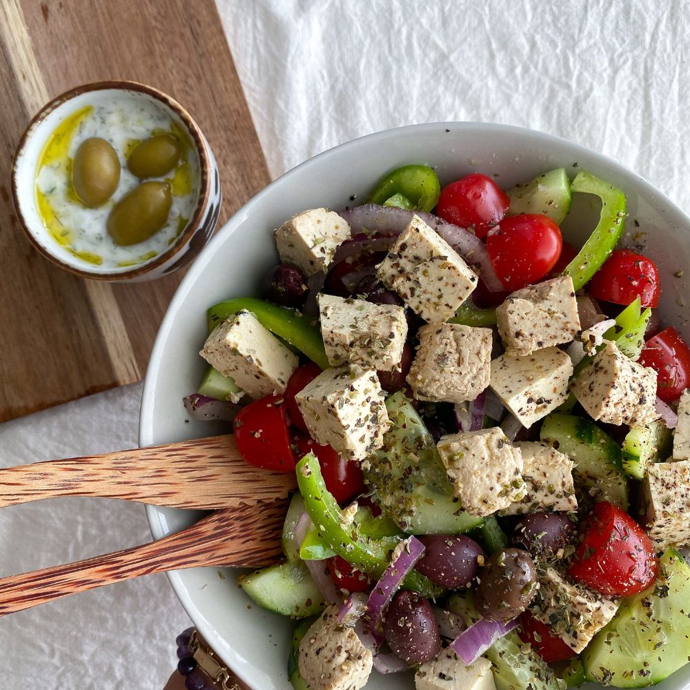 Vegaaninen tofu feta ja kreikkalainen salaatti