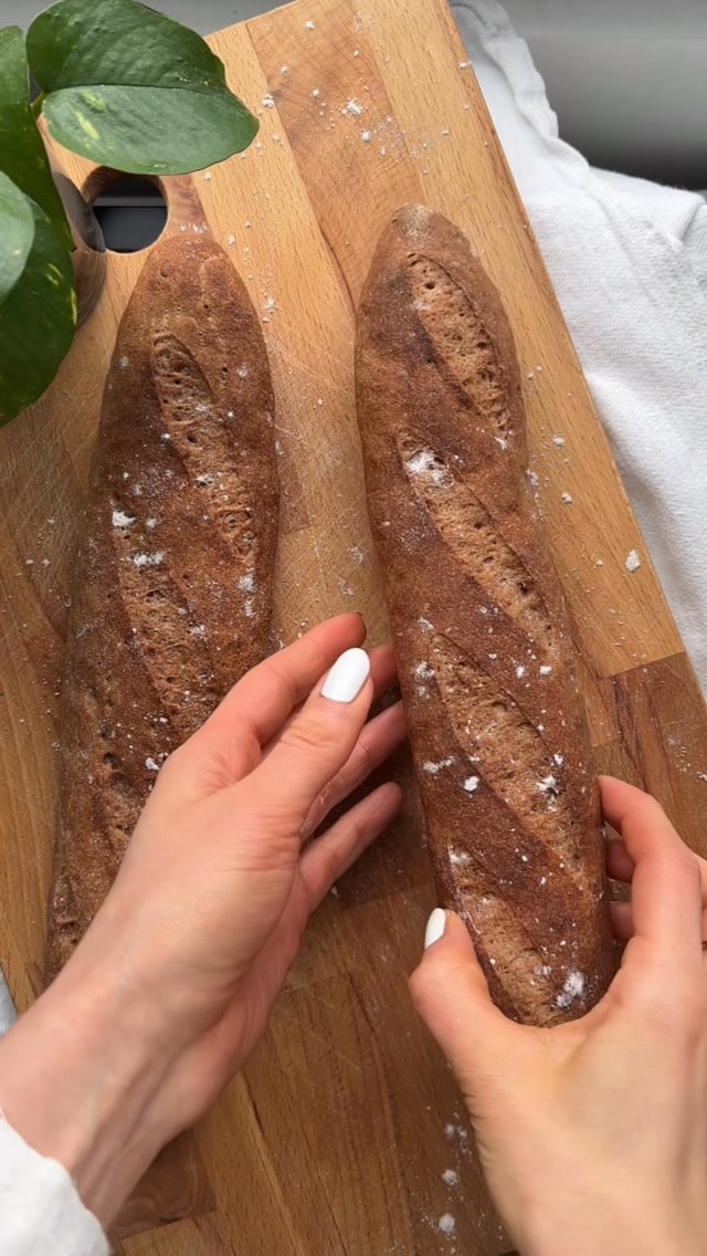 pov: löysit vihdoin gluteenittoman patongin joka maistuu oikeelta patongilta 🥖🤍🙏🏽

Resepti gluteenittomiin patonkeihin löytyy mun “Gluteenitonta leivontaa” - kirjasta. Kirja on tän viikon -20% alessa maailman leipäpäivän kunniaksi ja linkki kirjaan löytyy biosta <3

E-kirjan saa käyttöön välittömästi oston jälkeen ja patonkien lisäksi kirjassa on 65 gluteenitonta reseptiä pehmeistä sämpylöistä leipiin, piirakoihin, bageleihin, tortilloihin ja näkkäreihin 🥯 

Helposti lähestyttävät reseptit sekä kattava leivonta-opas sopii erinomaisesti gluteenittomaan leivontaan tutustuvalle 🫶🏽

#gluteenitonleivonta #gluteenitonta #ruokablogi