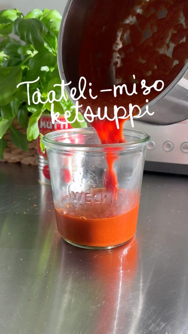 Ite tehty ketsuppi > kaupan ketsuppi 🔥❤️

Taateli-miso ketsuppi resepti:

Reilu 1 rkl tomaattipyrettä @muttinordics
1 rkl oliiviöljyä
400 g kokonaisia säilyketomaatteja @muttinordics 
1 dl vettä
1-3 taatelia, riippuen halutusta makeudesta
2 rkl omenasiideretikkaa
2-3 tl balsamiviinietikkaa
1-2 tl vaaleaa misoa @yutakaeats 
½ tl kanelia
½ tl chilihiutaleita (gochugarua)
suolaa maun mukaan
½ tl mustapippuria
½ tl maustepippuria
ripaus neilikkaa

Freesaa tomaattipyrettä oliiviöljyssä pari min. Lisää säilyketomaatit ja huljuta tölkki noin desillä vettä. Lisää loput ainesosat ja anna ketsupin porista miedolla lämmöllä about 35 minuuttia. Aja tasaiseks sauvasekoittimella. Testaa suola/happo ja siirrä puhtaaseen lasipurkkiin. 

Käytä esim. perunoiden kanssa, hamppareissa ja erilaisissa kastikkeissa 🔥

#ruoka #reseptit #ruoanlaitto