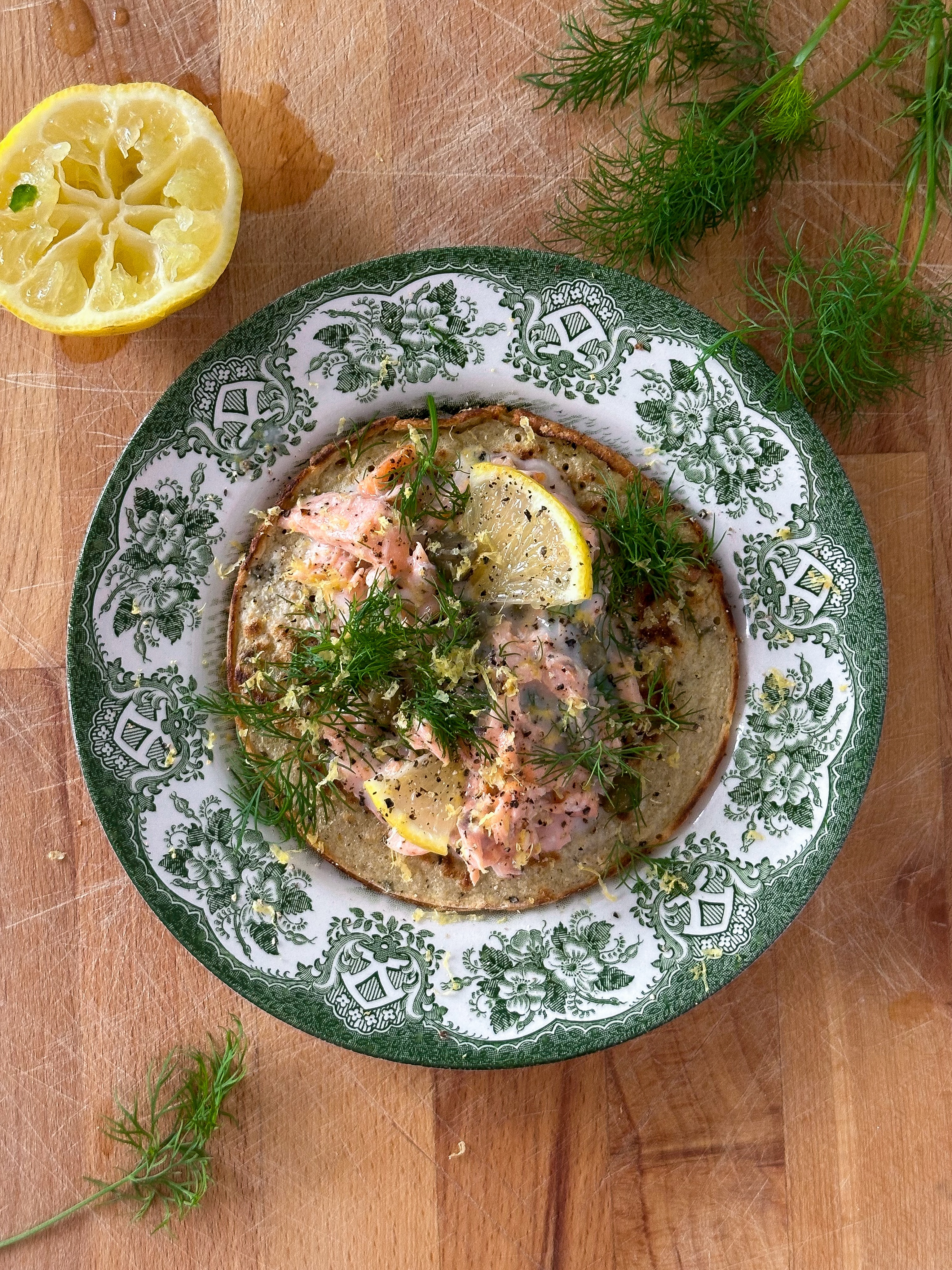 Perunalettu, kirjolohta, sitruunaa, kapriksia ja tilliä <3

Yks mun lemppari kesälounaista!! Tää on myös ihana alkupala ☀️

Letut tehty ”gluteenittomat perunavohvelit” reseptillä, mut lisäsin taikinaan n. 0,5 dl kasvimaitoa.
Resepti löytyy mun gluteenitonta leivontaa kirjasta 😊 Linkki biossa <3

#gluteenitontaleivontaa #ruoka #resptit #kesäruokaa #gluteenittomatreseptit