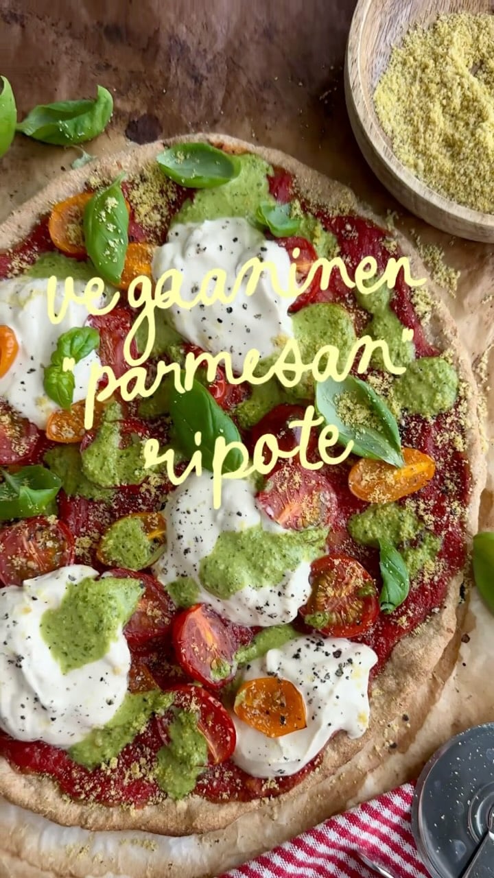 Varotus: tähän saattaa jäädä koukkuun… 🍝🧀🍕

Vegaaninen “parmesan” ripote

2,5 dl ravintohiivahiutaleita 
1,5 dl auringonkukan-siemeniä
0,5 dl saksanpähkinöitä, brazilianpähkinöitä tai cashewpähkinöitä
½ tl hienoa merisuolaa (tai maun mukaan!)

Mittaa ainesosat monitoimikoneeseen ja aja kunnes saat jauhemaisen tekstuurin. Siirrä lasiseen säilytysastiaan. Ripote säilyy huoneenlämmössä tai jääkaapissa muutaman kuukauden.

Käytä esim. pizzaan, pastaan, risottoon, keittoihin, salaatteihin, leivän päälle tai itse tehtyyn pestoon 🌿

#vegaaninen #ruoanlaitto #reseptit