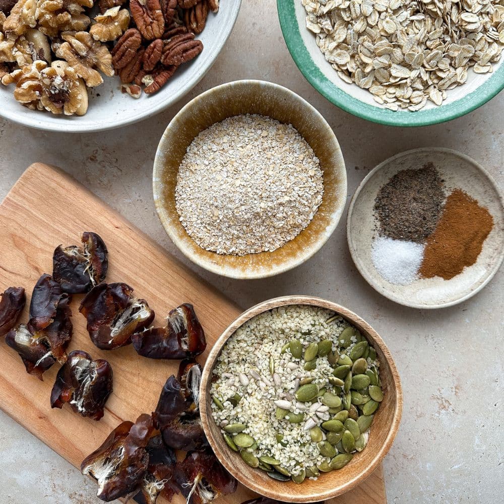 Taateleilla makeutettu granola