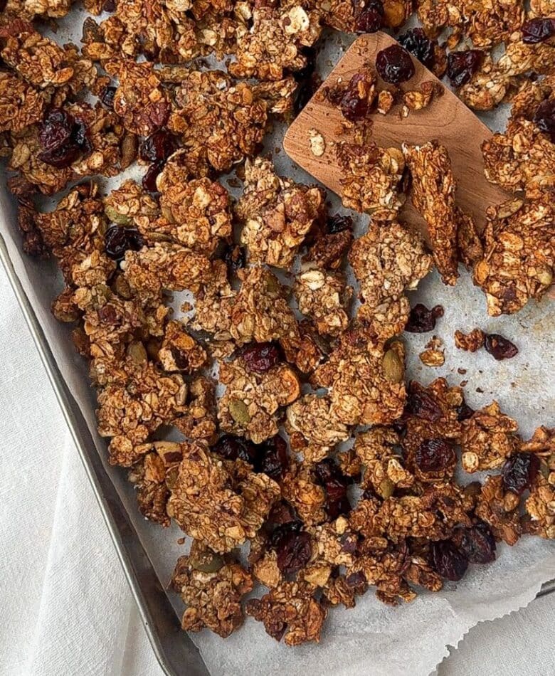 Taateleilla makeutettu granola