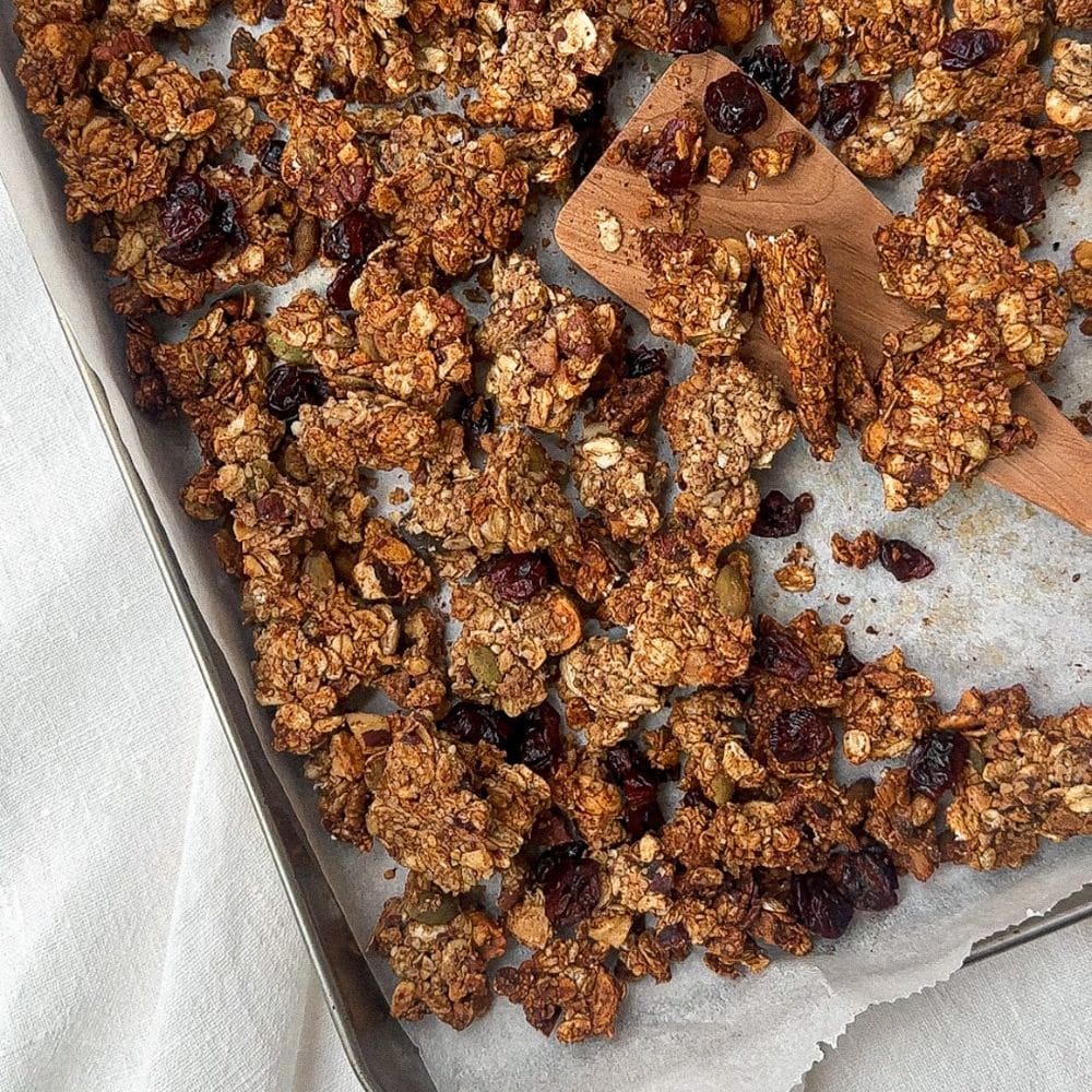 Taateleilla makeutettu granola