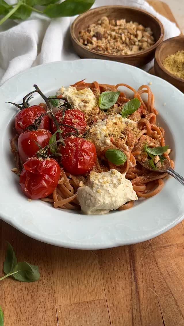 Mun all-time lempipasta: romescopasta ❤️ Tätä mä haluun et säkin testaat!!

🌶️ Romesco: 

4 isoa tomaattia
3 isoa punaista paprikaa
1 kokonainen valkosipuli
reilu kourallinen kuorittuja manteleita
n. 1 rkl balsamiviinietikkaa
1 rkl omenasiiderietikkaa
1 tl juustokuminaa
n. 1 tl chilihiutaleita
½ tl mustapippuria
suolaa
pikku töräys hunajaa
loraus hyvää oliiviöljyä

Valmistus:

Puolita paprikat ja laita ne uunipellille leikkuupinta alaspäin. Tomaatit voi laittaa sellaisenaan. Leikkaa valkosipulin hattu, lorauta päälle oliiviöljyä ja kääri folioon. Paahda uunissa n. 40 min, kunnes paprikoiden pinnat tummuu.

Siirrä paprikat minigrippiin tai peitä foliolla (helpottaa kuorimista). Paahda manteleita kuivalla pannulla (mieto lämpö) kunnes ne saa vähän väriä. Poista kuoret jäähtyneistä paprikoista ja tomaateista. Kippaa kaikki blenderiin ja lisää loput ainesosat. Aja tasaseks, maista, ja lisää mausteita/happoa/suolaa maun mukaan.

🍝 Romescopasta, 2:lle

180 g linguinea
1-2 dl romescoa

Keitä pasta suolatussa vedessä. Valuta pasta (säästä keitinlientä) ja kaada se takas kattilaan. Lisää hieman pastan keitinlientä ja romesco. Viimeistele basilikalla, paahdetuilla manteleilla ja tofu ricotalla (resepti IG biossa!) ❤️ Voit paahtaa pastan kaveriks uunissa myös terttutomaatteja! 

 italialainen ruoka, ruokablogi, reseptit, pastareseptit