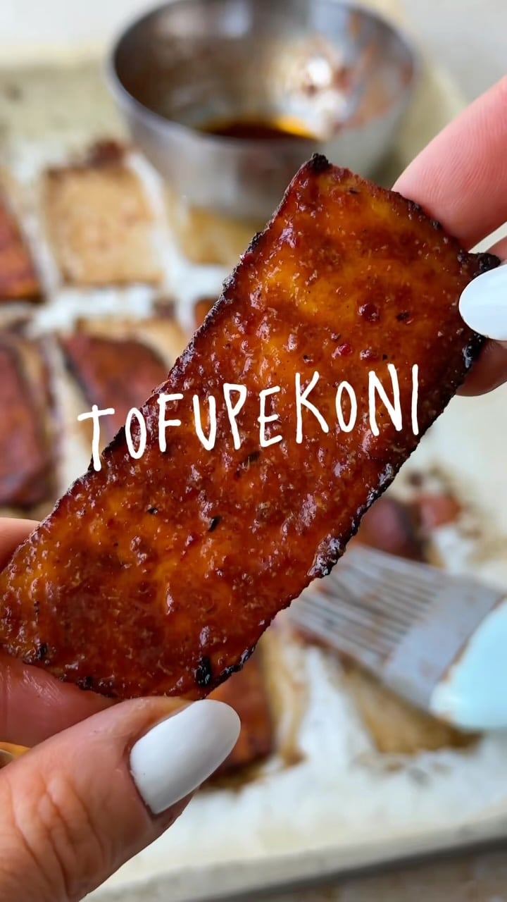 Tofupekoni 😮‍💨🥓🔥 

Ehkä *parasta* mitä tofusta voi tehä.

Resepti tofupekoniin plus tofukanaan, yrttimarinoituun tofu fetaan, tofu nugetteihin ja 40 muuhun hauskaan tofureseptiin löydät mun TOFU-reseptikirjasta -  linkki biossa! ❤️‍🔥