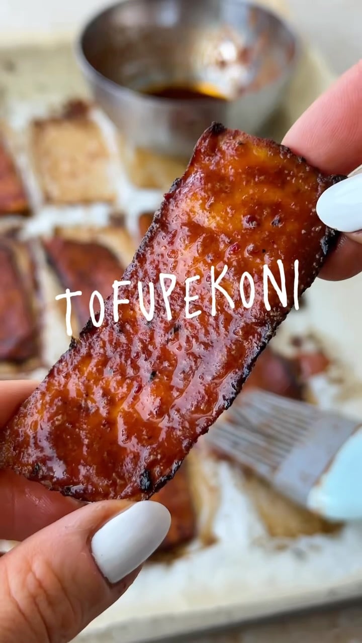 Tofupekoni 😮‍💨🥓🔥 

Ehkä yks *parhaista* jutuista, mitä tofusta voi tehä.

Reseptin tofupekoniin ja yli 40 muuhun hauskaan tofureseptiin löydät mun TOFU-reseptikirjasta -  linkki biossa! ❤️‍🔥

#tofu  #tofureseptit #kasvisruoka #tofupekoni